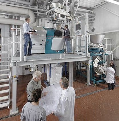 Kompleks nettverk av rustfrie stålrør, ventiler og koblinger i et industrielt prosessanlegg.